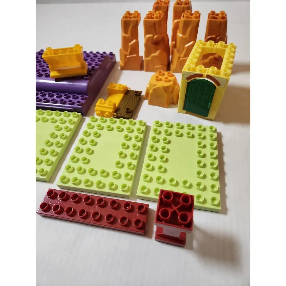 Mega Bloks Mixed Lot – Train Station & Building Pieces